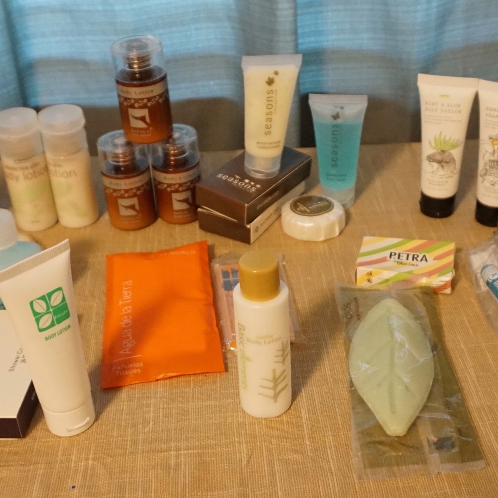 Mixed lot of 26 sample/Travel sizes.